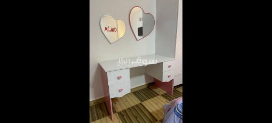 غرفة نوم اطفال سريرين وخزانة وتسريحة مع مرايا عدد 2 شكل قلب وكموند - 4